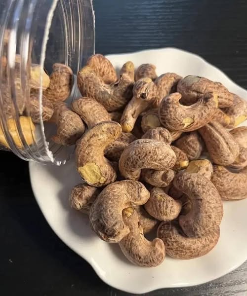 Doctors Reveal What Happens When You Eat Cashews Regularly 🥜👀